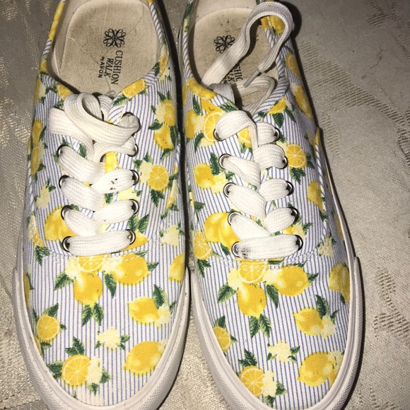 Shoes - Lemon printed sneaker size. 10